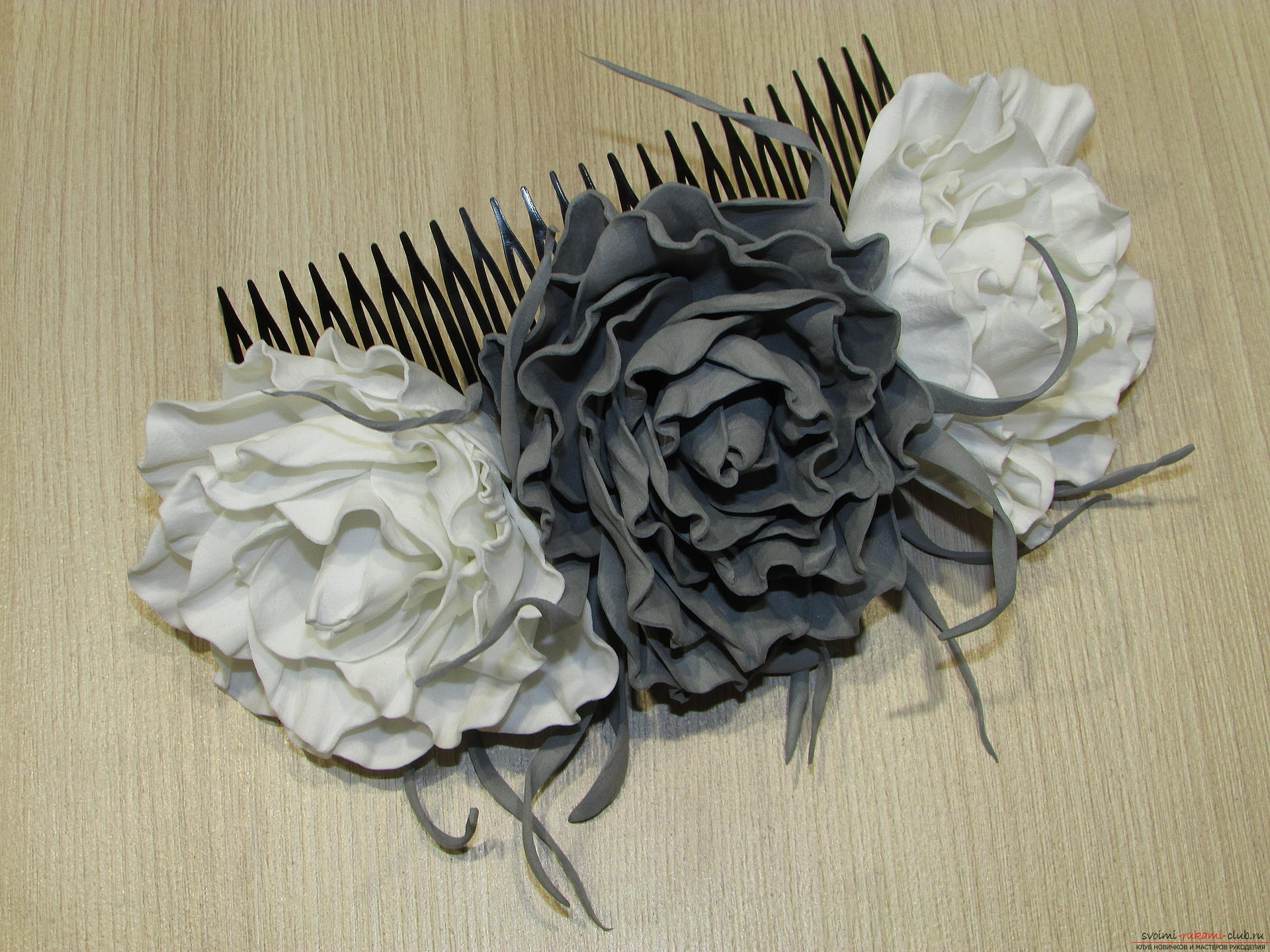 По нашему мастер-классу вы научитесь делать гребешок для волос, который украшают цветы из фоамирана.. Фото №17